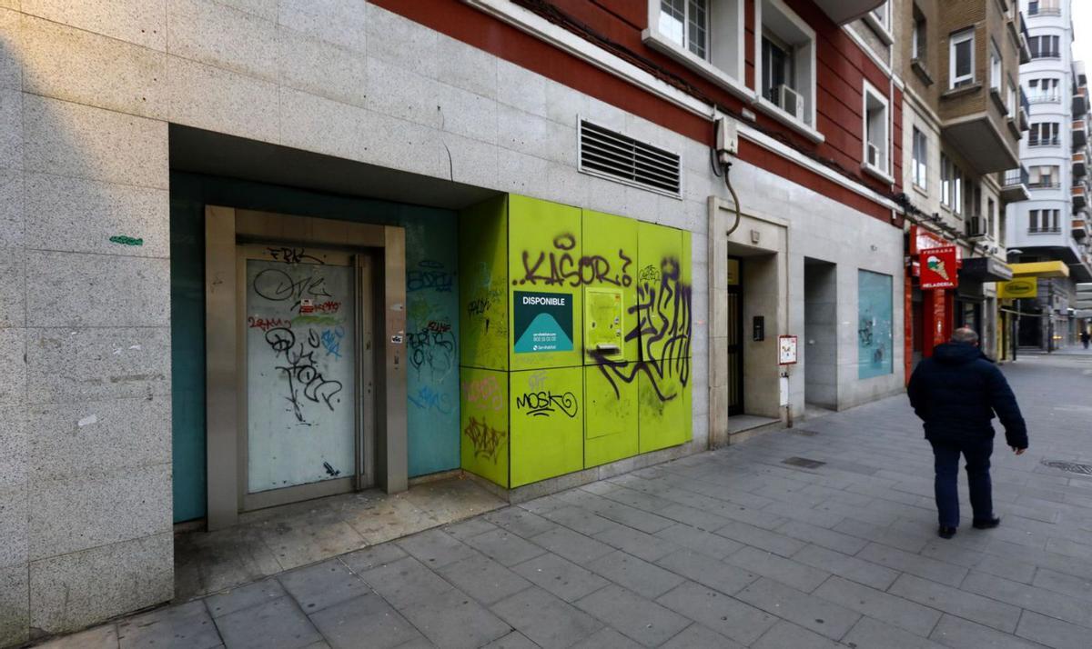 Otra sucursal bancaria cerrada y vandalizada en el centro de la capital aragonesa. | JAIME GALINDO