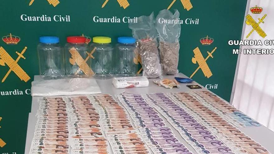 Conducía sin carné, con 4.000 libras y una remesa de droga en Torrevieja