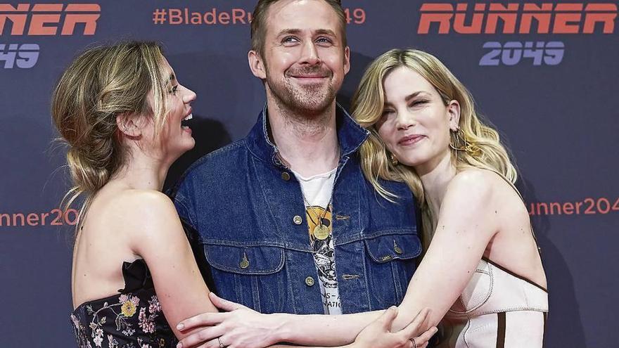 Ana de Armas, Ryan Gosling y Sylvia Hoeks posan en la presentación de &quot;Blade Runner 2049&quot;. // EFE