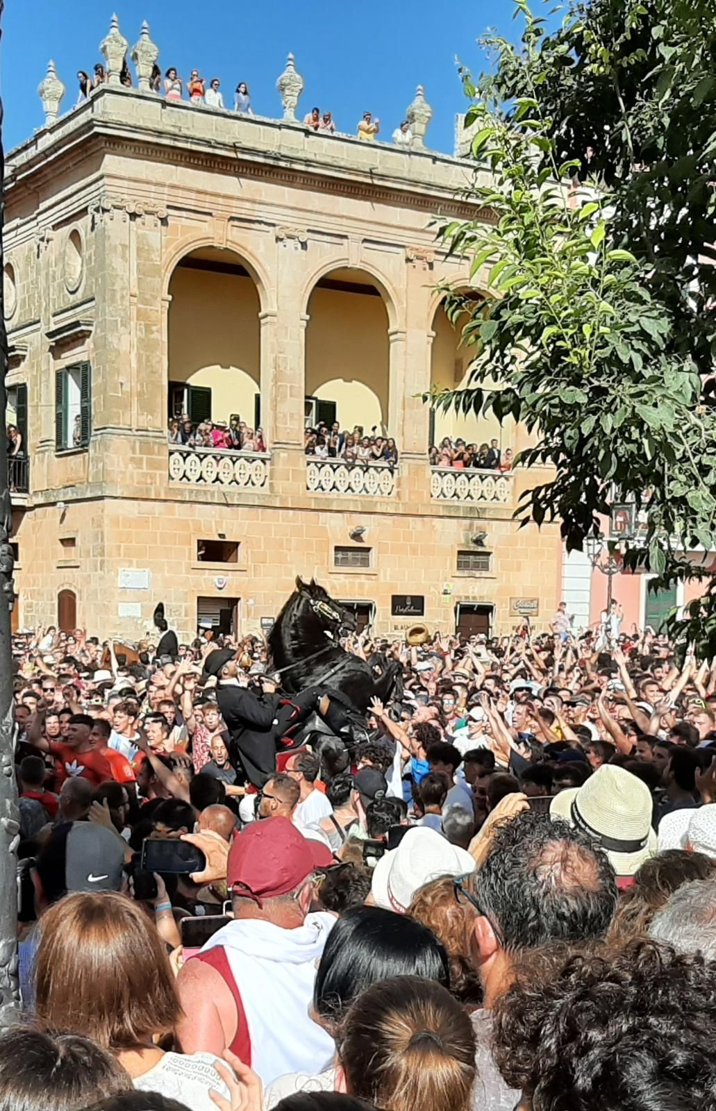 Las fotos de primer toc de flabiol en Ciutadella al que han asistido miles de mallorquines