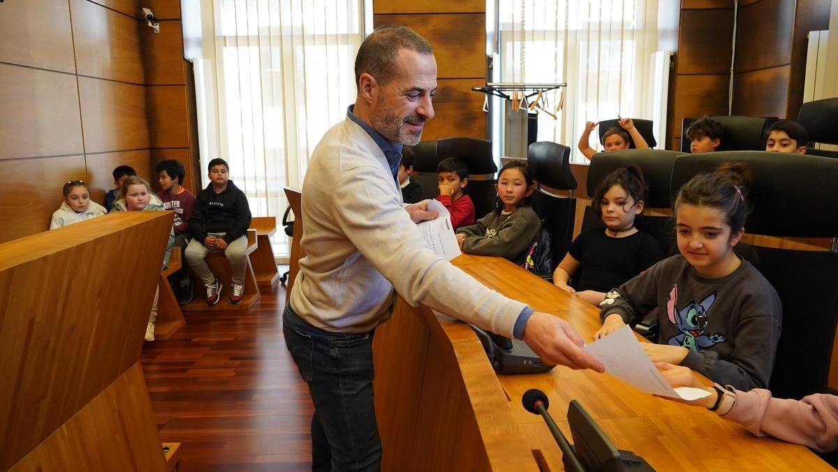 El alcalde de Siero, Ángel García, con un grupo de niños en el Ayuntamiento.