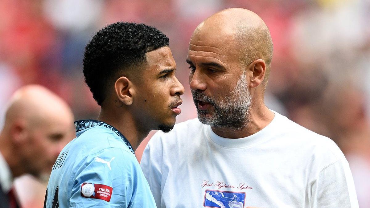 Savinho con Pep Guardiola, durante la Community Shield