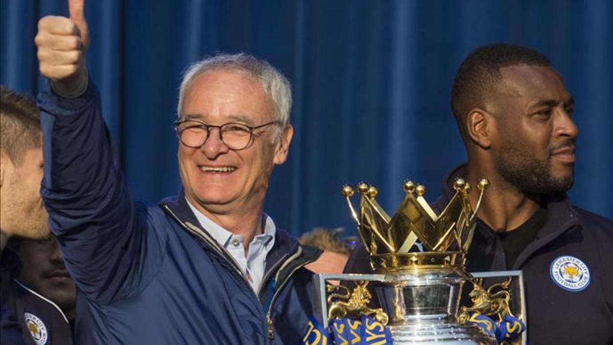 Ranieri posa con el histórico trofeo logrado por el Leicester