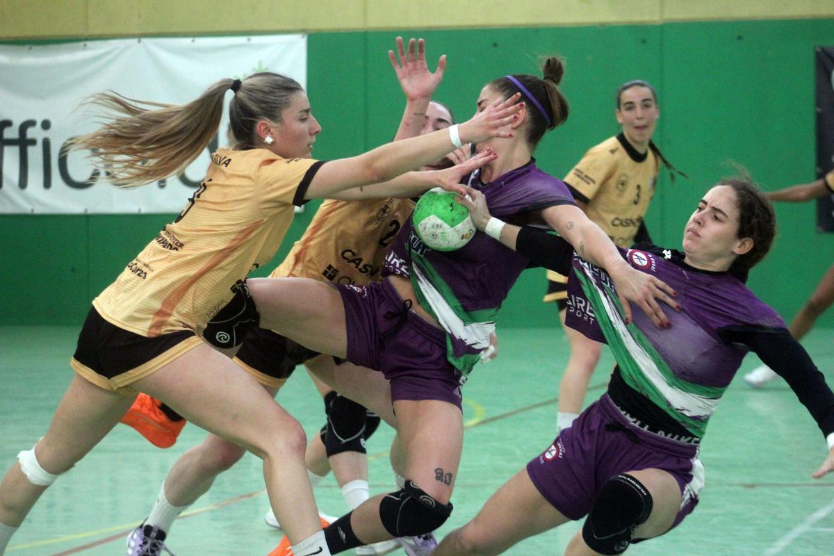 Marta da Silva y Carmen García-Calvo, del Lobas Oviedo, defienden a Andrea Roda y Carla Montero, del Córdoba.