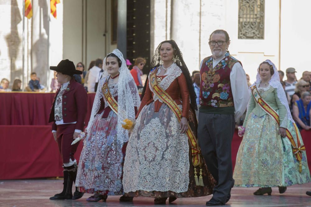 Desfile de las falleras mayores de las diferentes comisiones durante la procesión general de la Mare de Déu dels Desemparats.