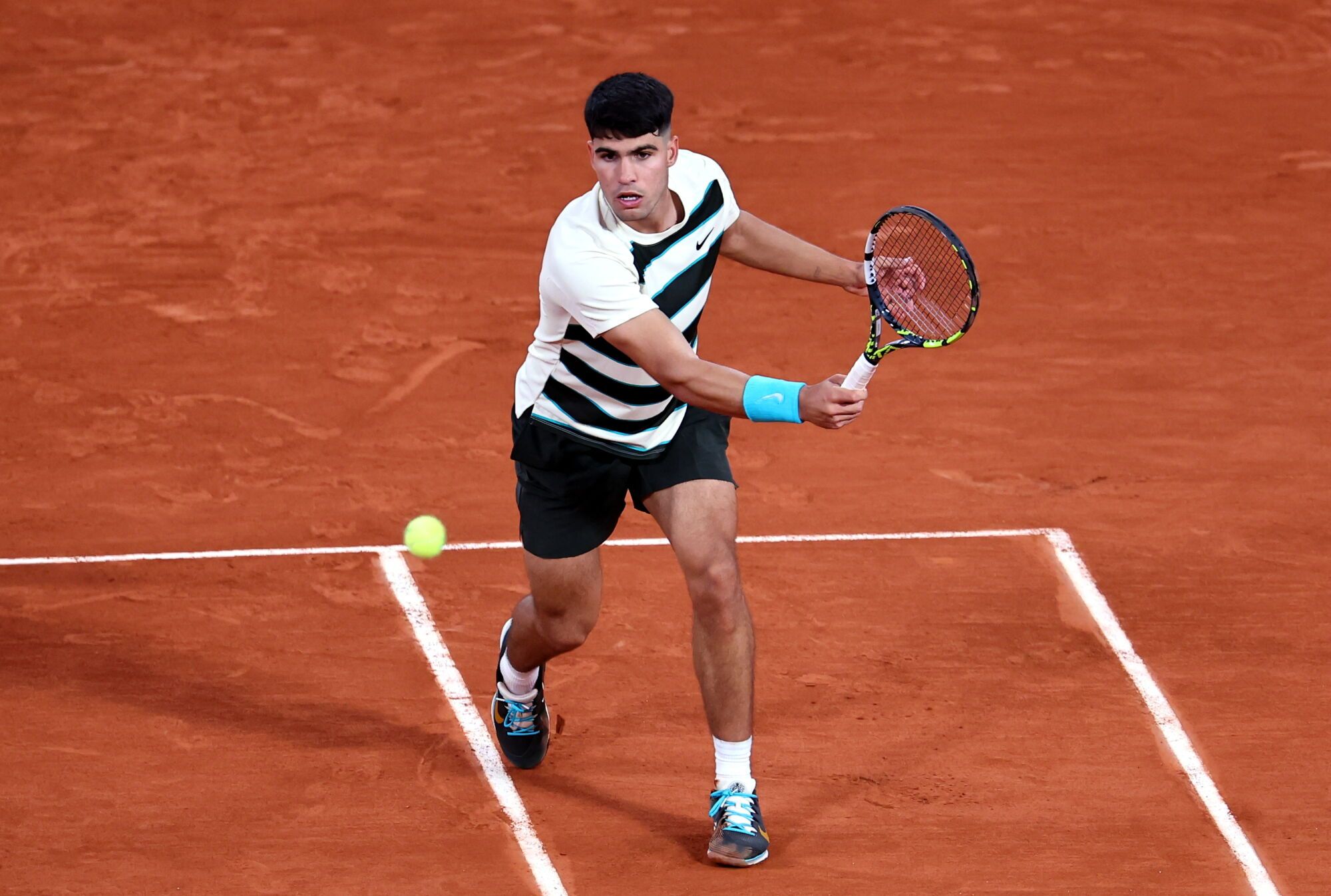 El español Carlos Alcaraz, número 2 del mundo, en su partido ante el húngaro Fabian Marozsan EFE/EPA/CHRISTOPHE PETIT TESSON