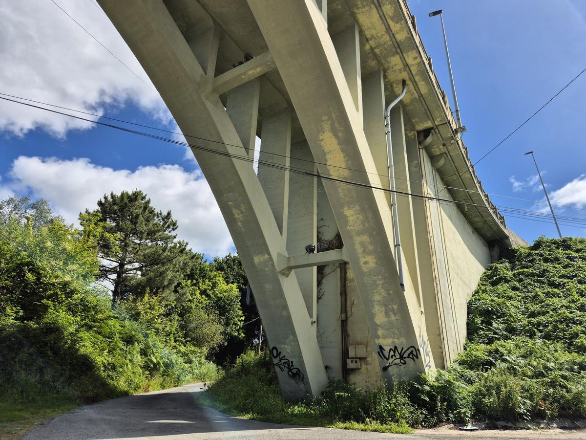 Obras de mejora de la iluminación en el puente de O Pedrido.