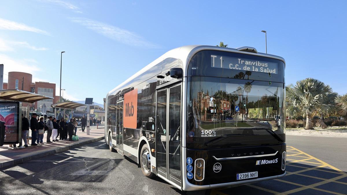 Uno de los tranvibuses que da servicio en Murcia.
