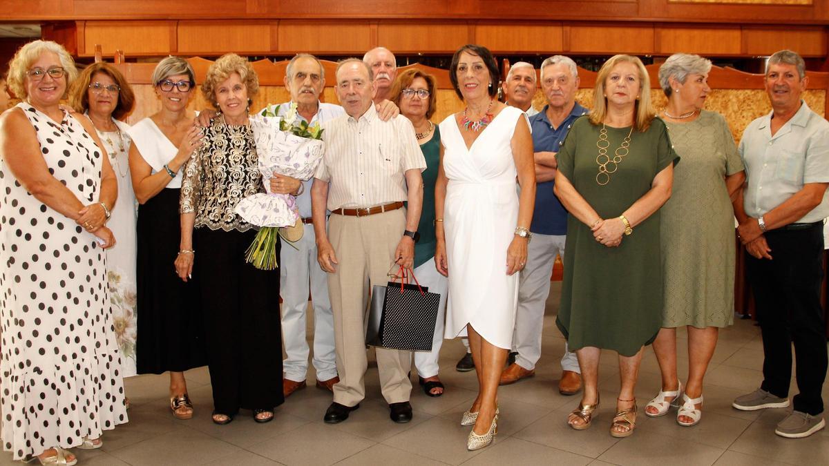 Juan Vasco y su esposa con la junta directiva y la alcaldesa