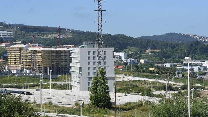 Imagen de edificios en construcción en el parque ofimático.