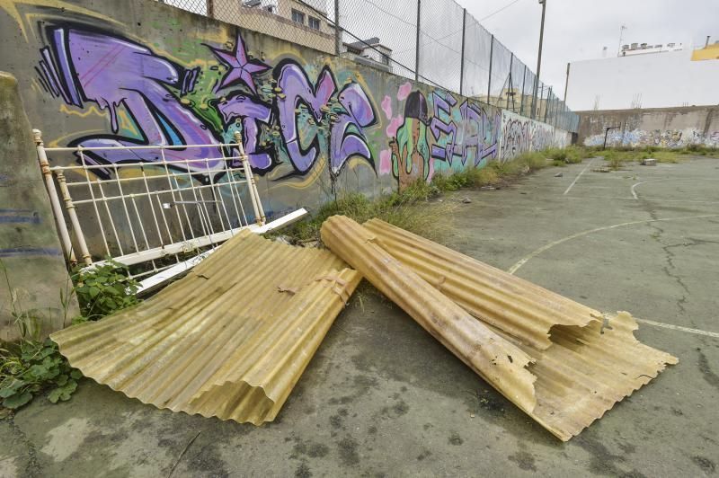 Cancha deportiva en estado de abandono, en Santa Brígida