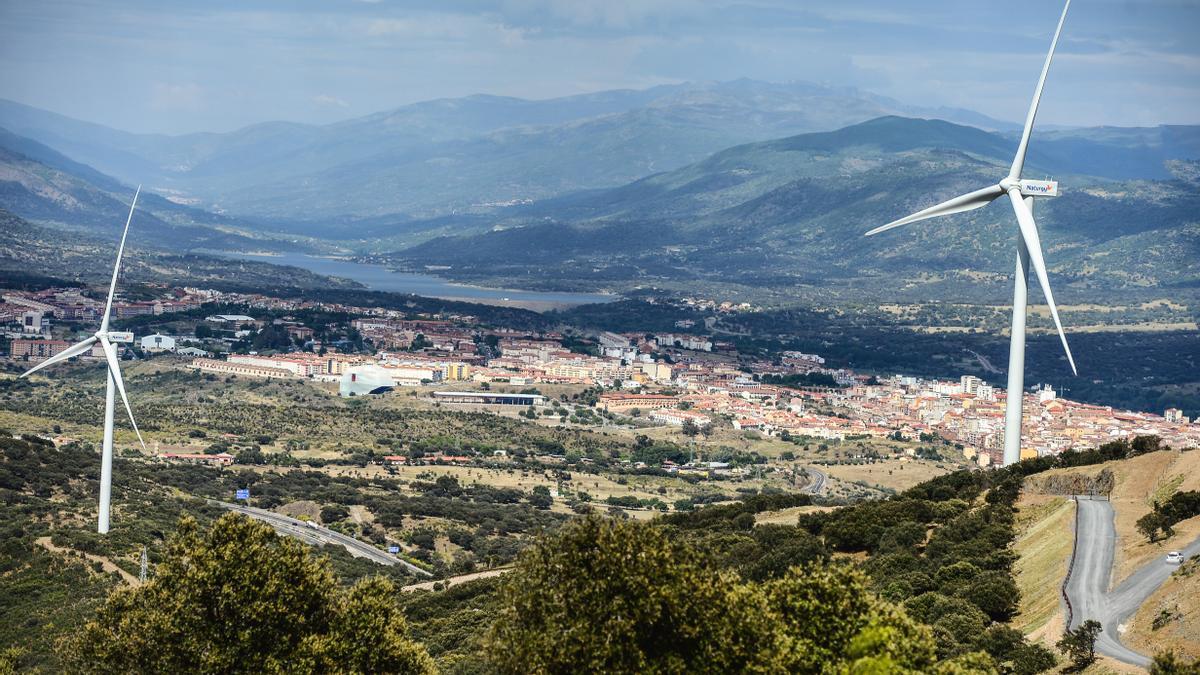 Aerogeneradores en la Sierra del Merengue con Plasencia al fondo.