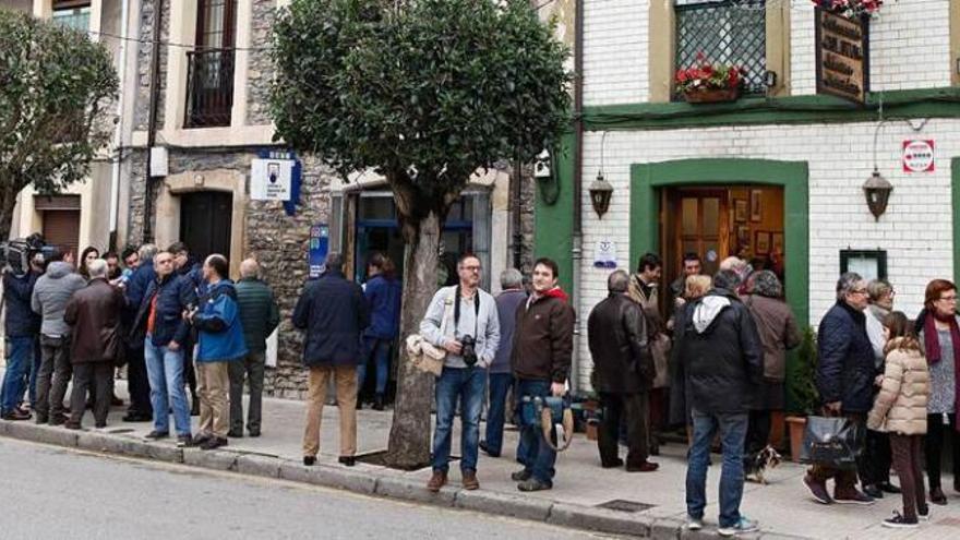 Expectación a las puertas del despacho de loterías. juan plaza