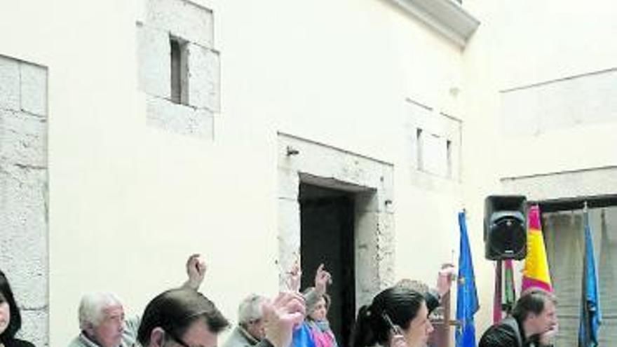 Los ediles del Grupo Socialista de Llanes, ayer, durante una votación.