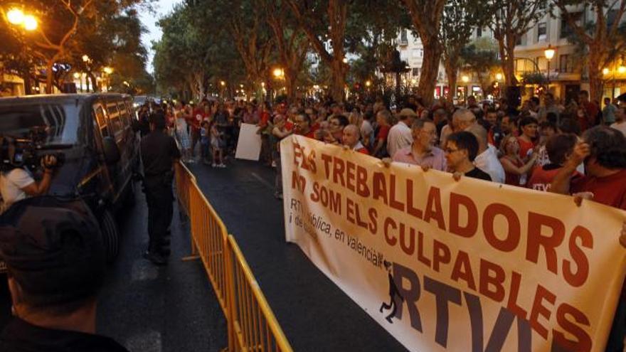 Protesta de trabajadores ante el consejo de administración de RTVV.