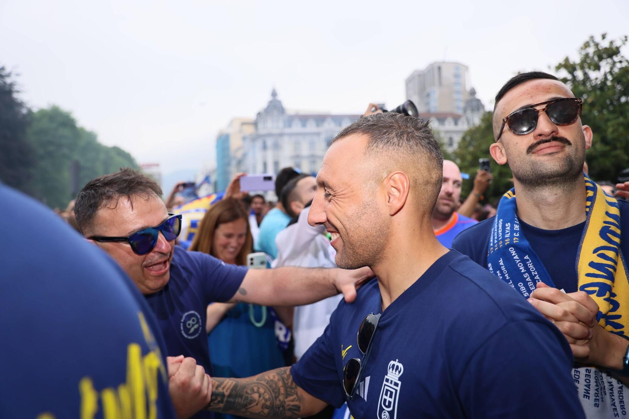 Locura azul en las calles de Oviedo para celebrar el ascenso del equipo a Primera División