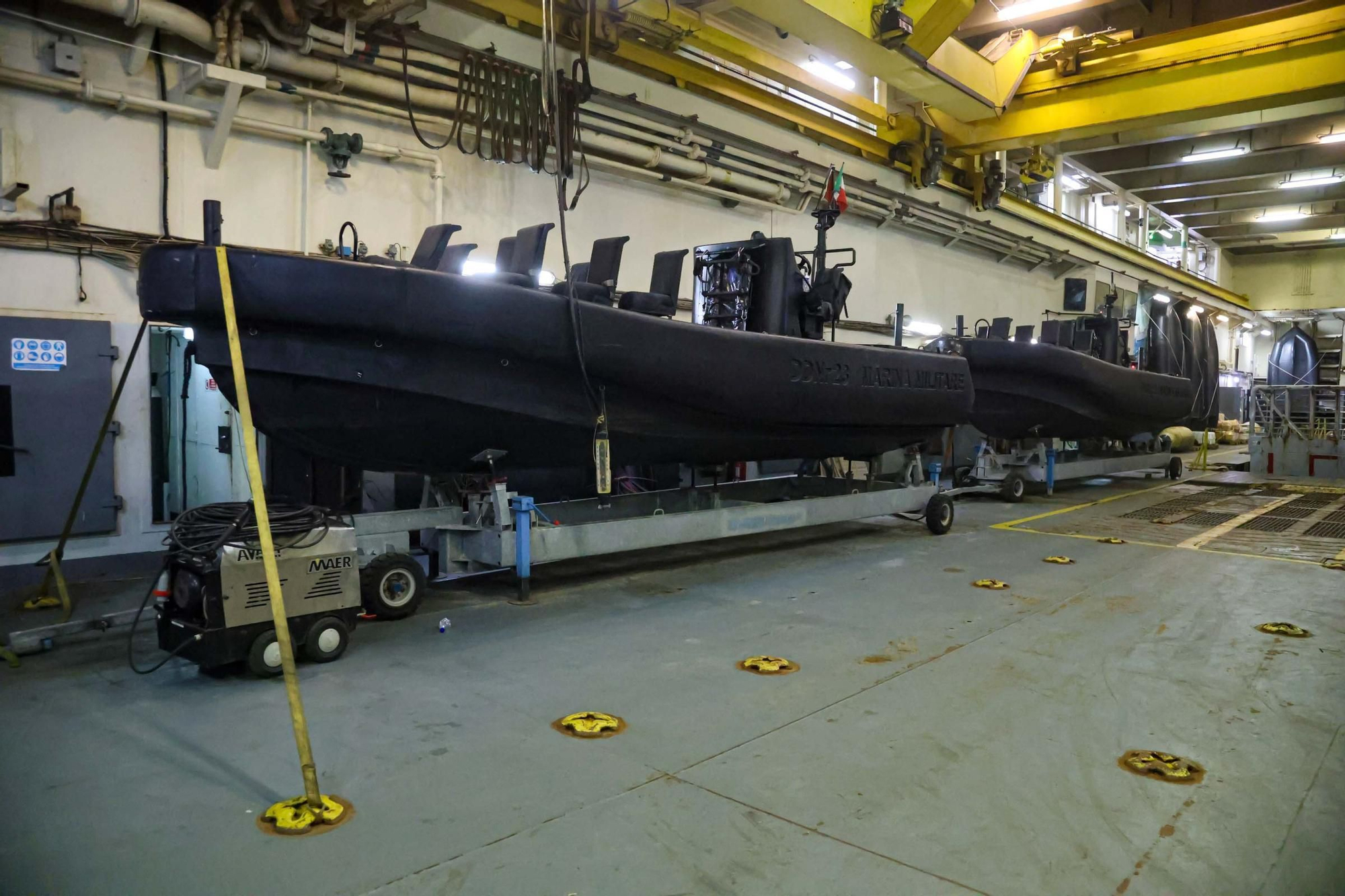 El buque 'San Giorgio', de la Armada de Italia, atraca en A Coruña en una visita no oficial