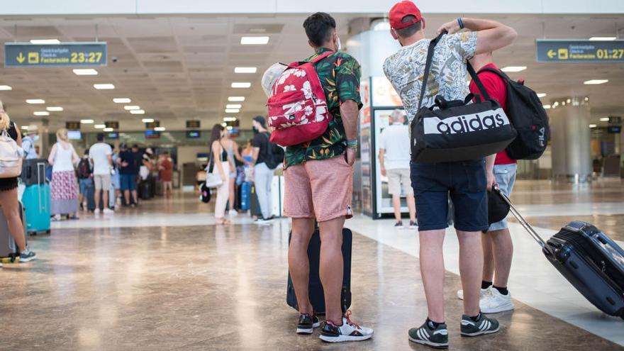 Llegada de pasajeros de TUI a aeropuerto del Sur