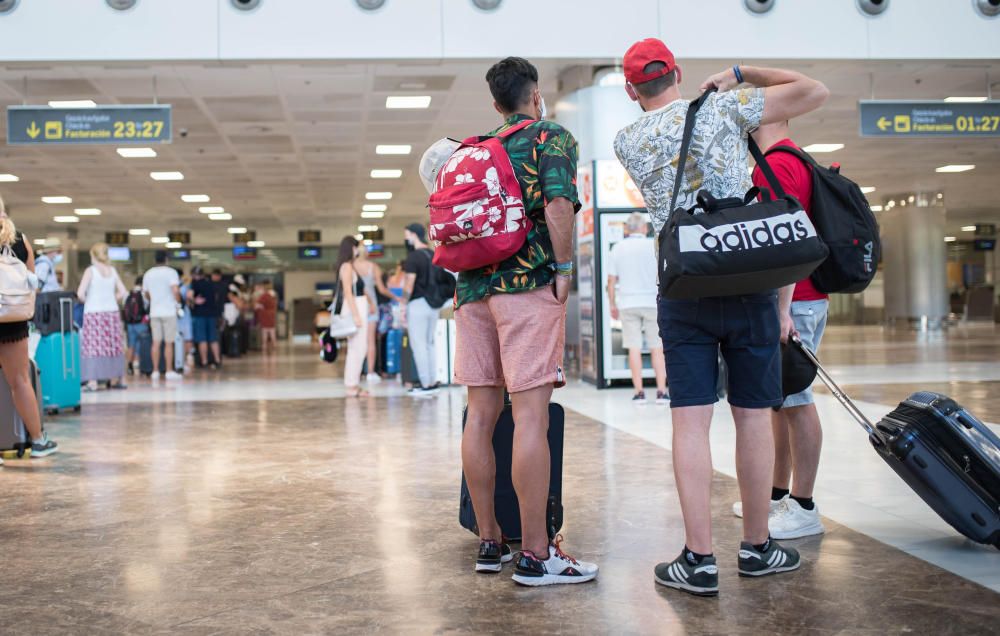 Llegada de pasajeros de TUI a aeropuerto del Sur