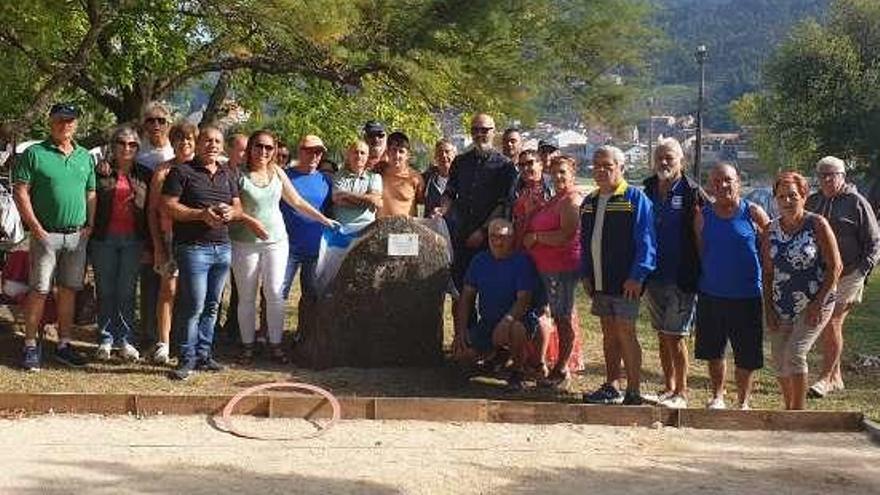 Representantes del Concello y jugadores, en el campo. // S.A.