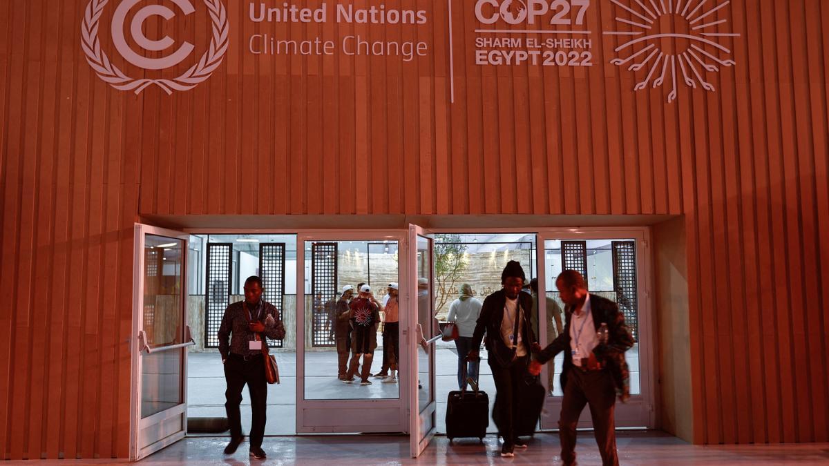 Participantes de la COP27 llegando al centro de convenciones de Sharm el Sheij.