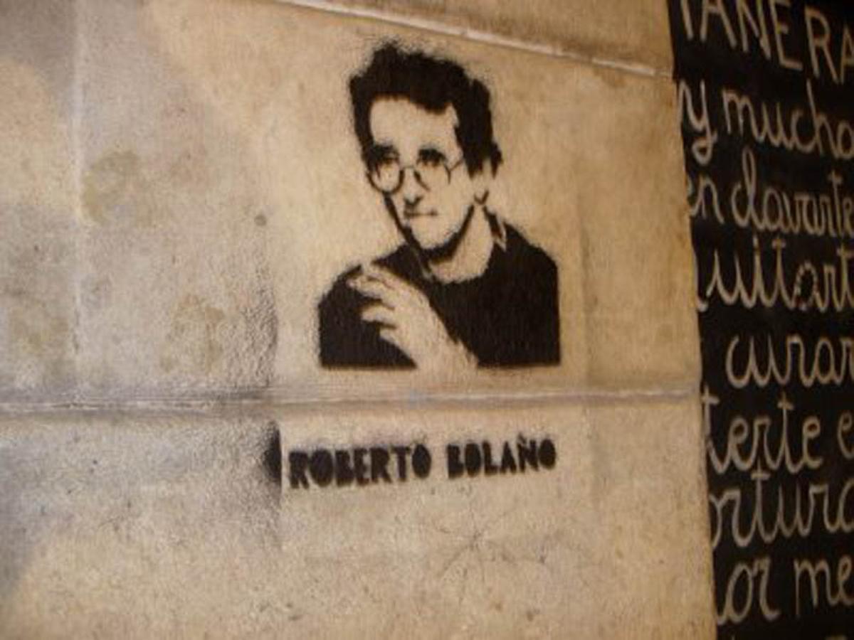 Un grafitti que convierte a Bolaño en un icono, en las calles de Barcelona.