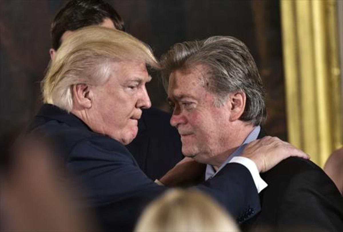 Trump indulta a su exasesor, el ultraderechista Steve Bannon. En la foto, el presidente saluda a Bannon el día de su nombramiento.