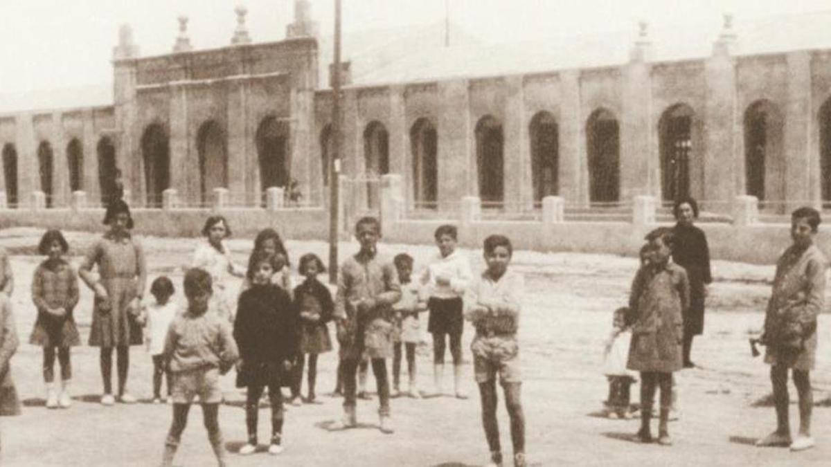 Imagen de niños delante del Colegio El Salvador en 1932.