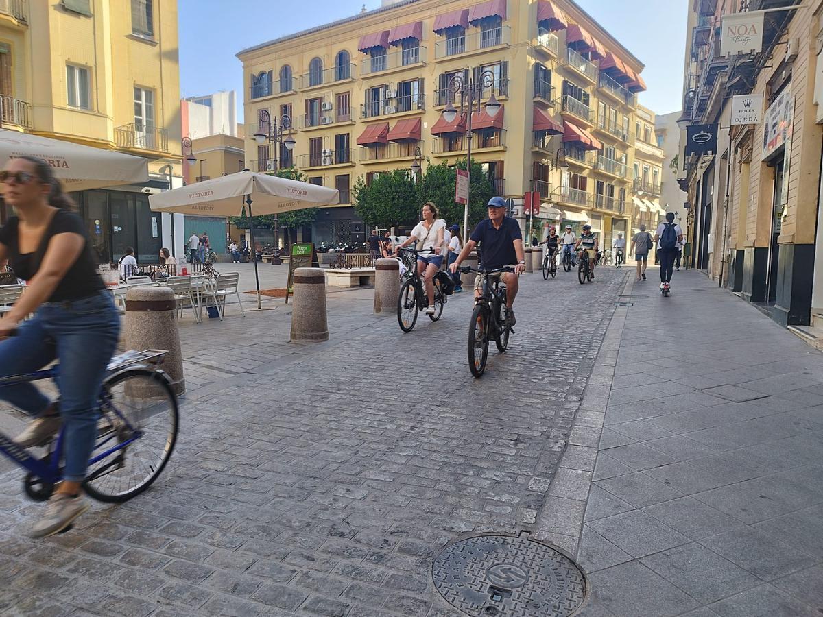 Turistas circulan en bici por la renovada Cuesta del Rosario