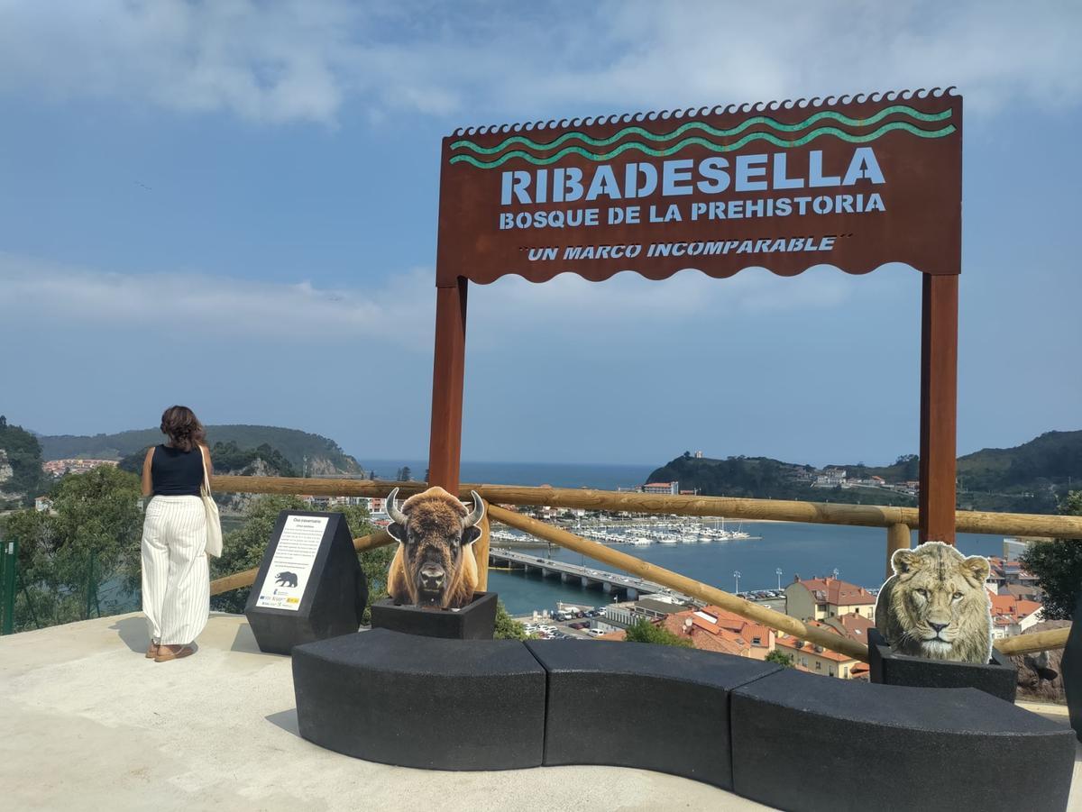 Ribadesella ya tiene su bosque de la Prehistoria Ribadesella ya tiene su bosque de la Prehistoria