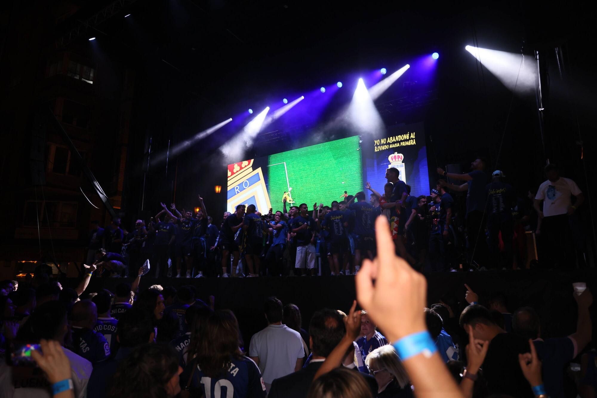 Así se celebró el ascenso del Oviedo a Primera: la afición estalla en una noche histórica