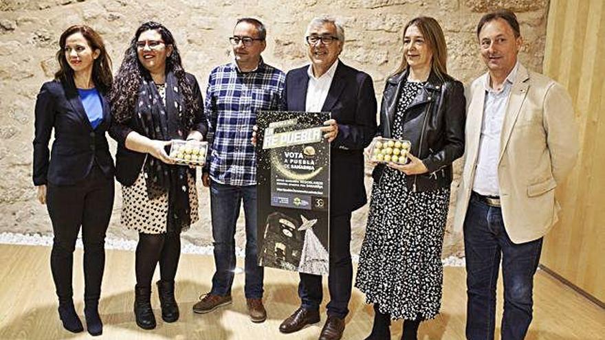 José Fernández, con el cartel, y Teresa del Estal, a la izquierda, junto a concejales y colaboradores.