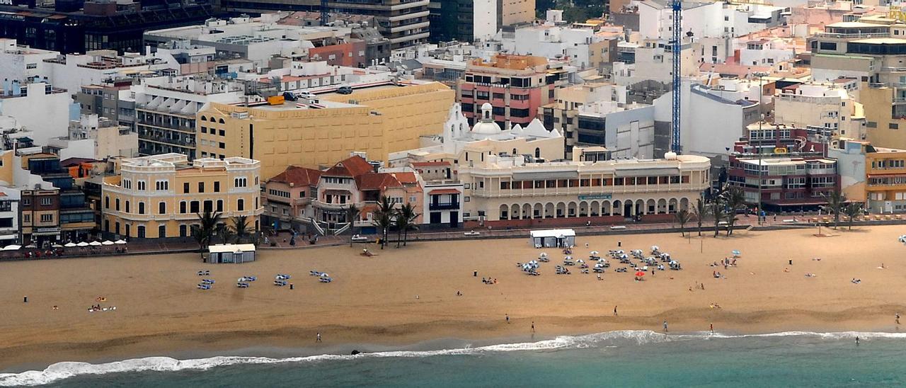 Vista del paseo de Las Canteras centrada en la Clínica de San José y la casa del doctor Apolinario.