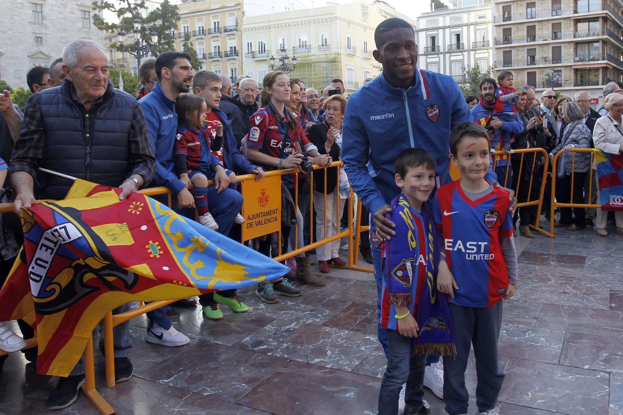 Rememora anteriores ascensos del Levante con imágenes ya históricas