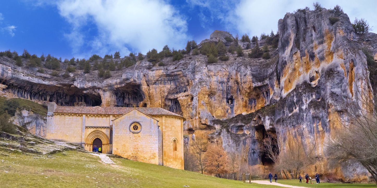 La ermita de San Bartolomé es una construcción  del siglo XIII ligada a la Orden del Temple.