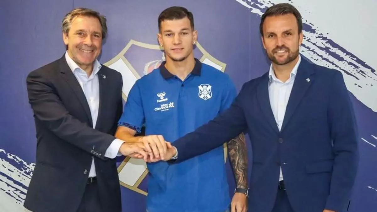 El CD Tenerife envía un mensaje a la cantera con la renovación de César, que firma hasta 2028