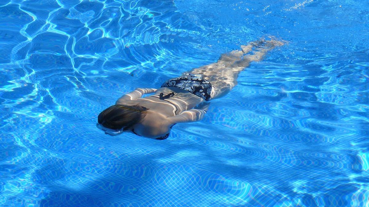 Nadar en una piscina