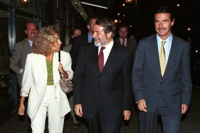 1999-El ministro de Interior, Jaime Mayor Oreja, conversa con la diputada nacional del PP Marí a Bernarda Barrios y con el presidente del PP de Canarias y alcalde de Las palmas de Gran Canaria, José  Manuel Soria, con quienes se reunió  hoy en la capital grancanar