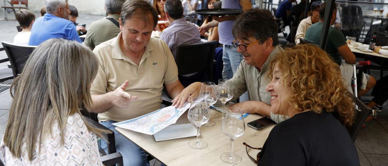 Un grupo de turistas en una terraza de Pontevedra.