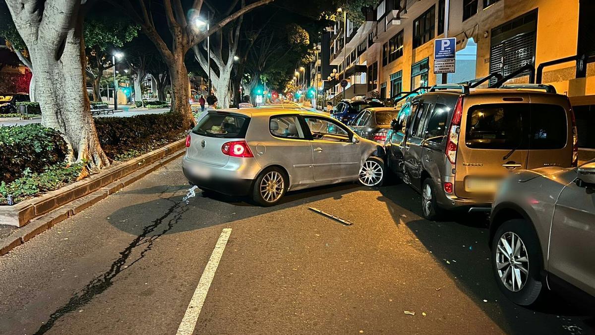 Vehículo que colisionó contra varios coches aparcados en la Rambla de Santa Cruz.