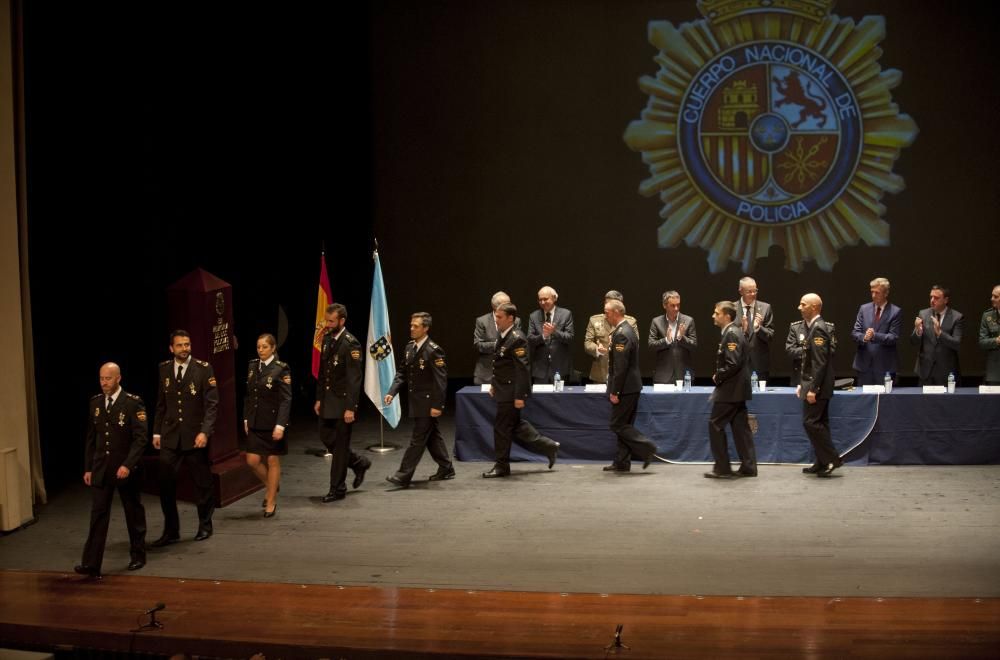 En un acto celebrado en el teatro Colón, se han impuesto las Medallas al Mérito Policial a los integrantes de la Policía Nacional que a lo largo del año han destacado por su entrega al servicio.