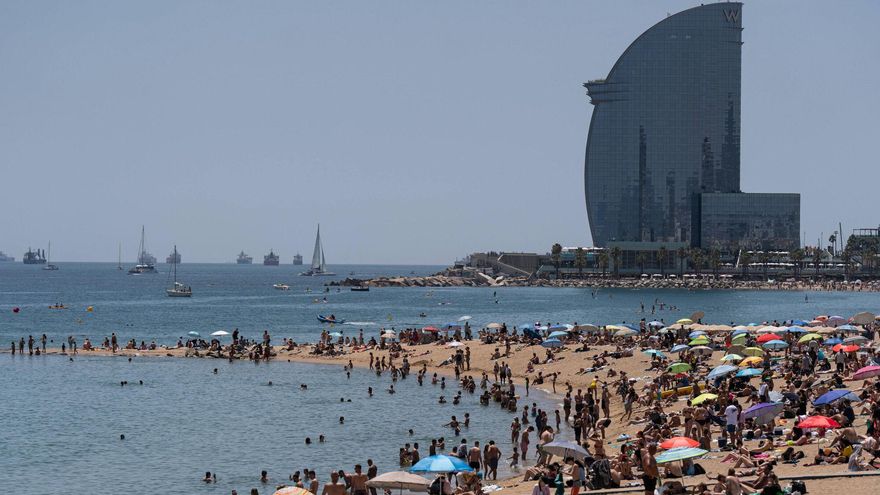 Playa de Barcelona llena.