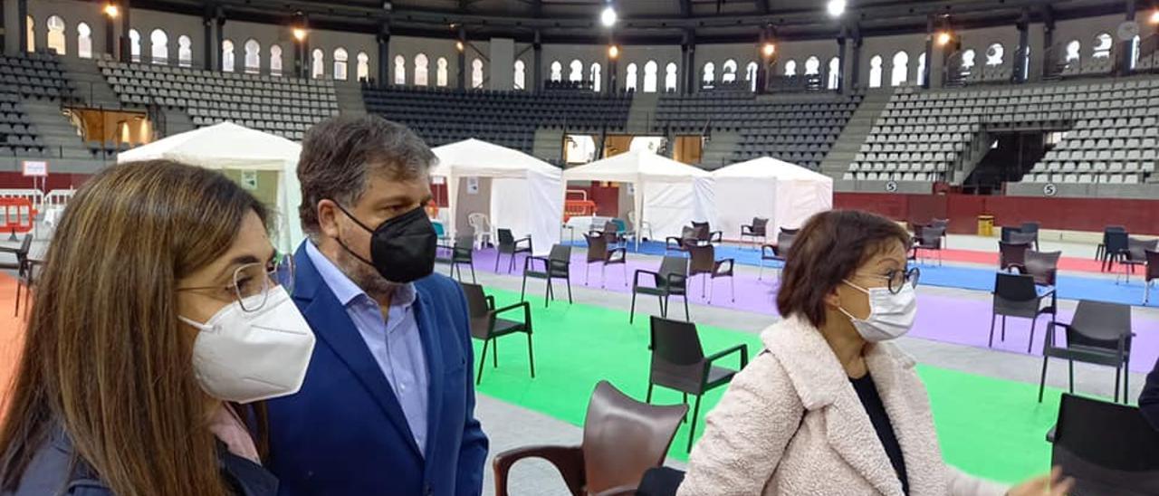 El alcalde de Villena, Fulgencio Cerdán, con la concejala Alba Serna y la gerente del Departamento de Salud de Elda, Vicenta Tortosa, en el vacunódromo de la plaza de toros.