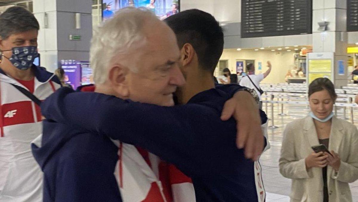 Bozidar Maljkovic se abraza a Novak Djokovic.