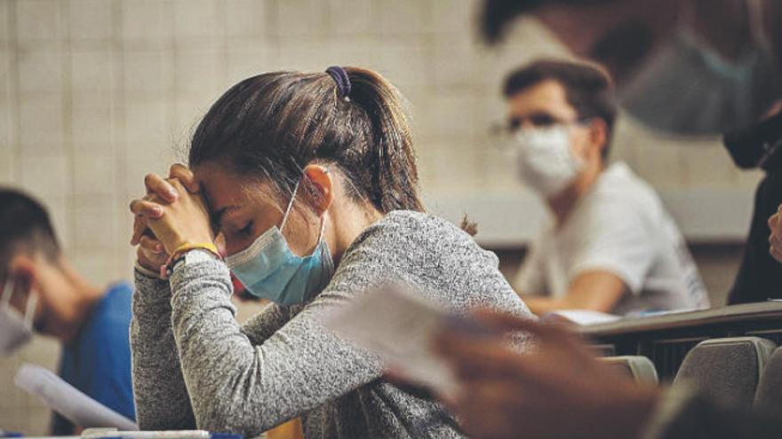 Una joven se examina de la EBAU la pasada semana en el campus de Guajara de la ULL.