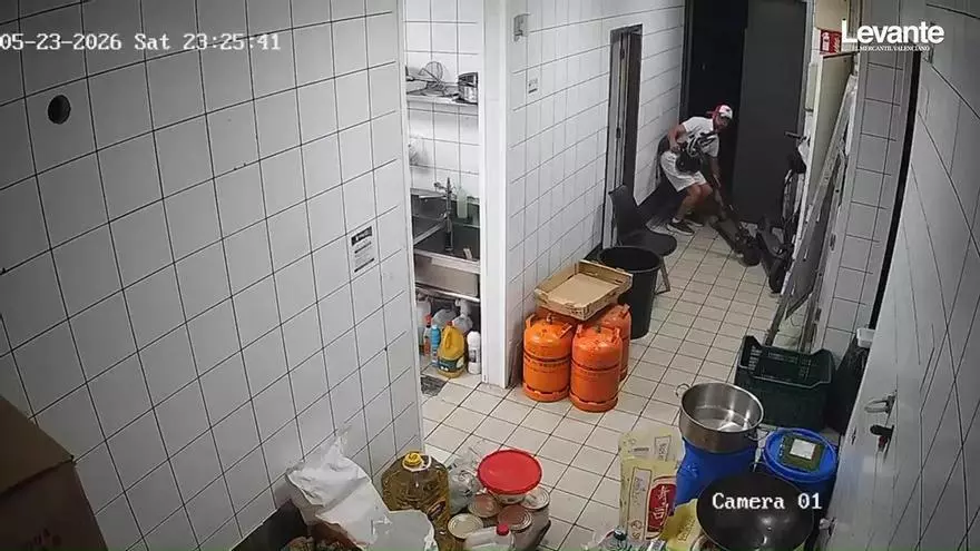 Así grabaron las cámaras a un ladrón que entró en un restaurante de Xàtiva