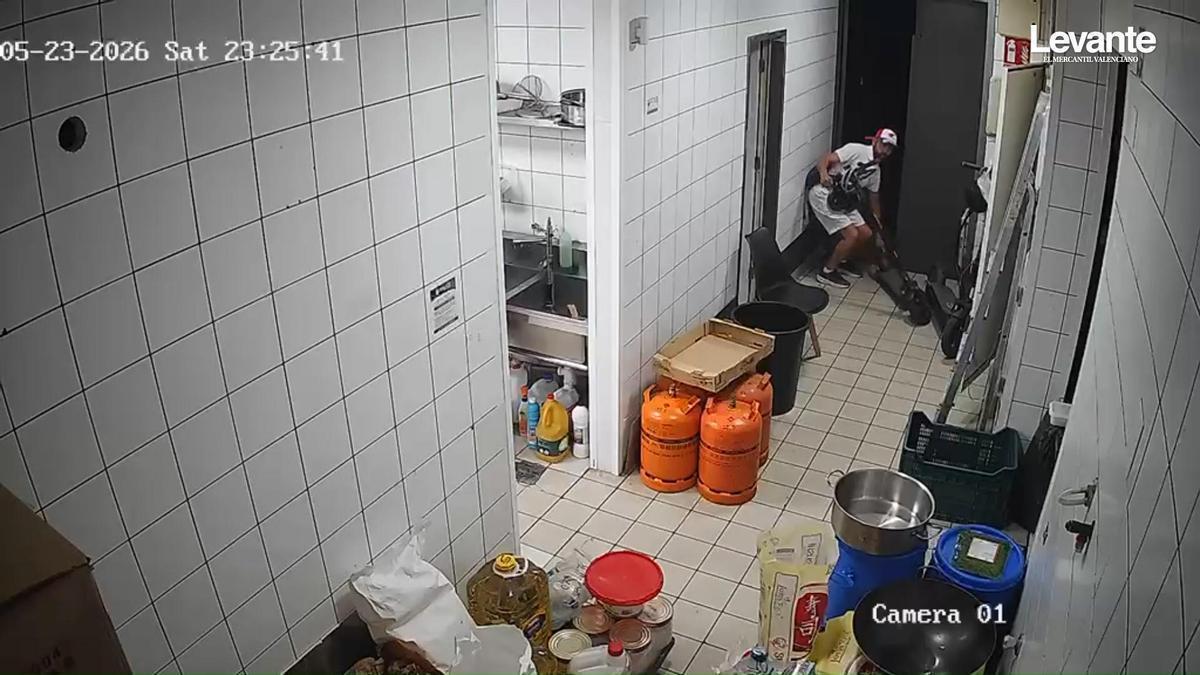 Así grabaron las cámaras a un ladrón que entró en un restaurante de Xàtiva