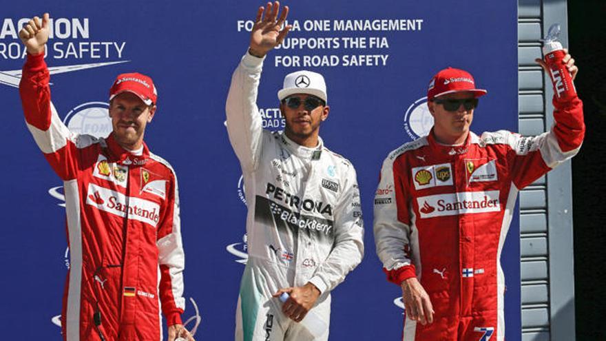Hamilton, en el centro, escoltado por Vettel, a la izquierda, y Raikkonen.