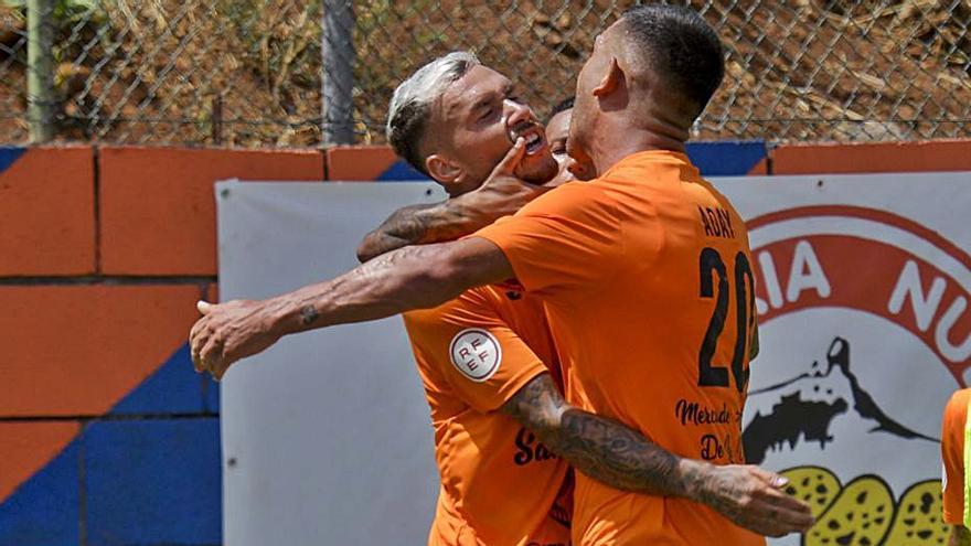 Aday y Kilian Alemán celebran el gol del San Mateo ante el Mérida. | | JUAN CASTRO