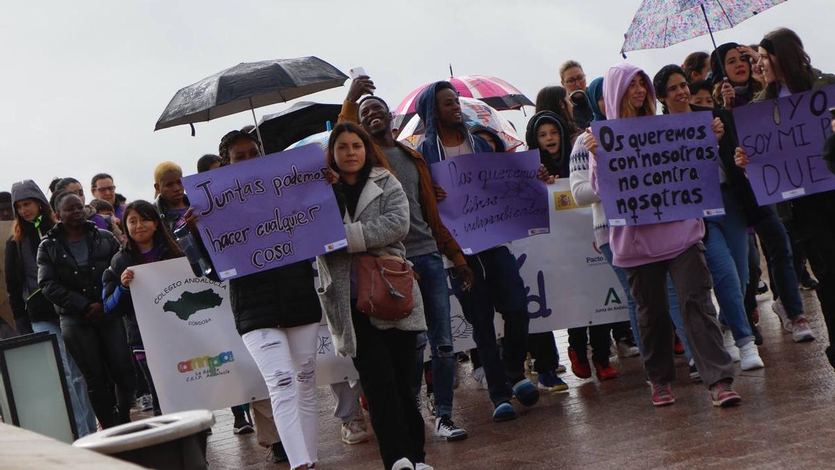 Concentración de mujeres por el 8M esta mañana en Córdoba.